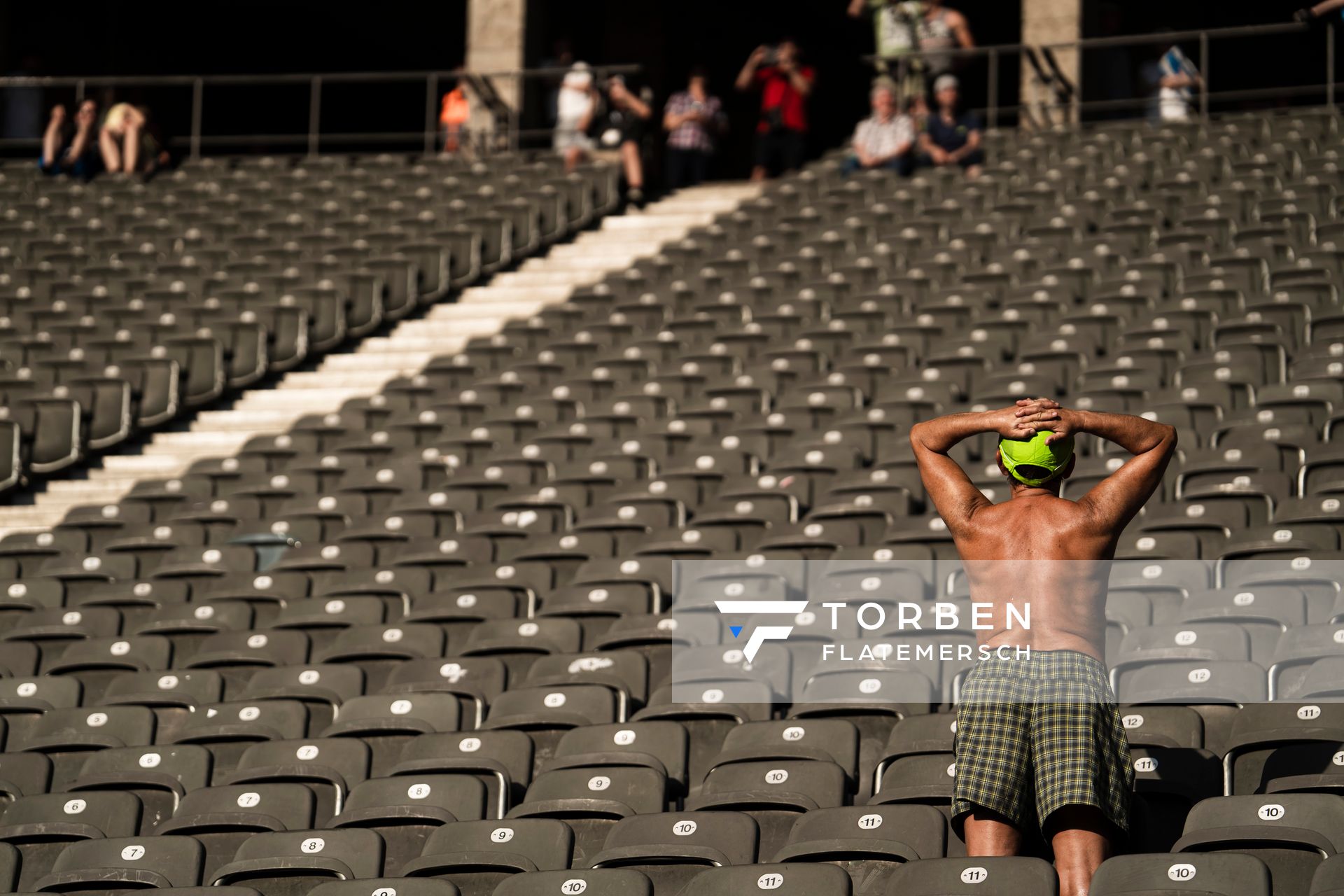 EIn Mann auf der Tribuene kann es nicht fassen: Ein Fehlstart nach dem anderem im 200m Finale der Maenner waehrend der deutschen Leichtathletik-Meisterschaften im Olympiastadion am 26.06.2022 in Berlin